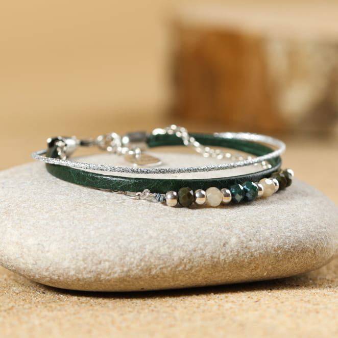 Retour de plage propose des bijoux fantaisie multicolore, blanc, sable, bleu nuit, turquoise, couleur ficelle, anthracite, ou autre alors choisissez les matières qui vous plaisent et les textures que vous aimez.