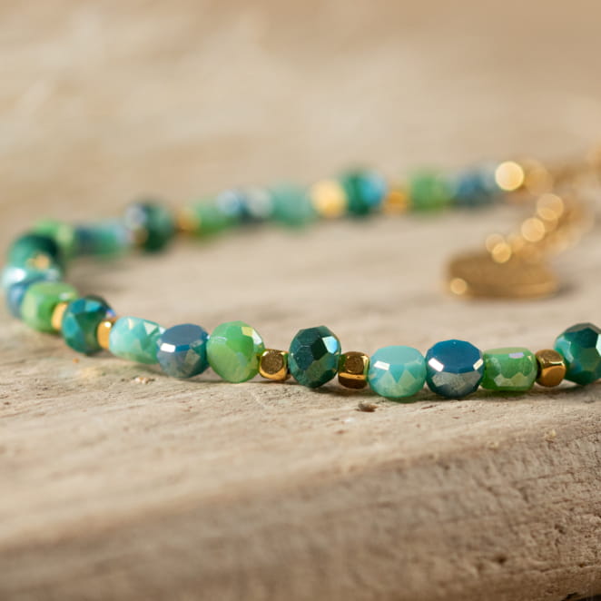 Découvrez le bracelet Vallée, un bijou marin fabriqué en France sur l’Île d’Oléron par des monteuses qualifiées.