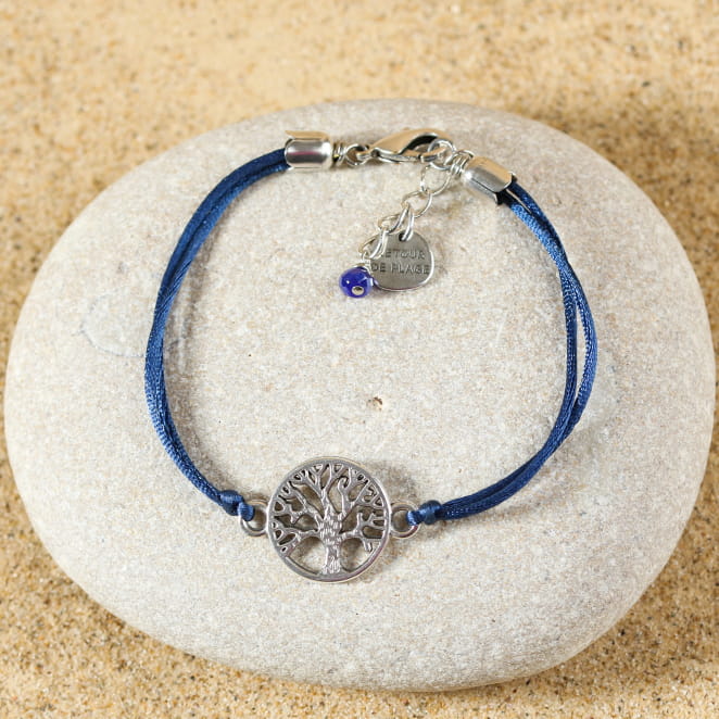 Retour de plage, une entreprise locale engagée dans le développement durable qui créée et fabrique des bijoux fantaisies made in France sur l’Île d’Oléron.