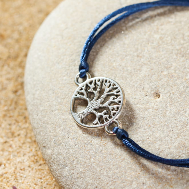 Découvrez le bracelet Vie, un bijou marin fabriqué en France sur l’Île d’Oléron par des monteuses qualifiées.