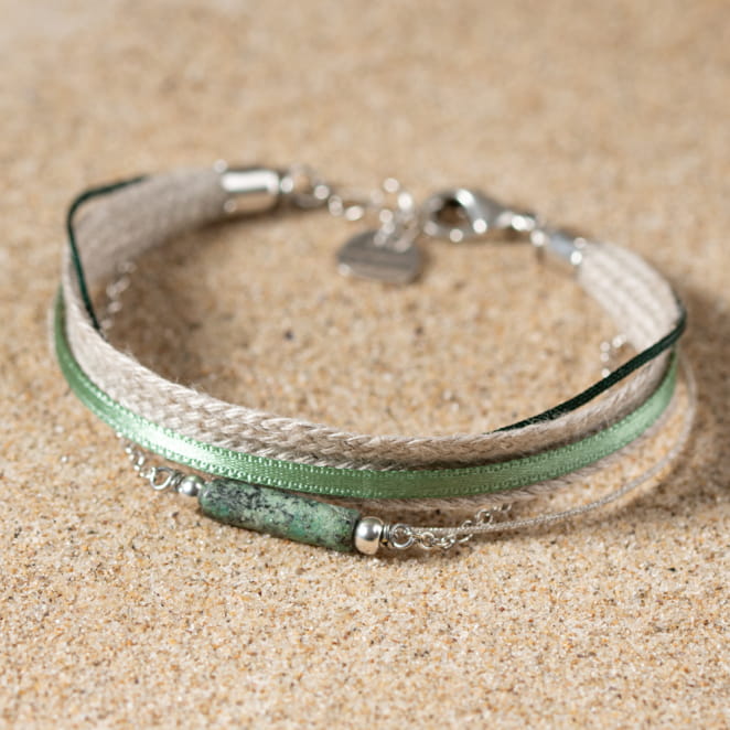 Les bijoux Retour de plage sont des bijoux fantaisie authentiques et uniques faits de perles naturelles qui racontent une histoire de nature ou d’océan à partager en famille ou entre amis.