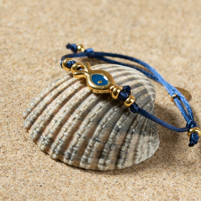 Bracelet réglable Wanda doré et bleu avec un poisson au centre. Made in Oleron.
