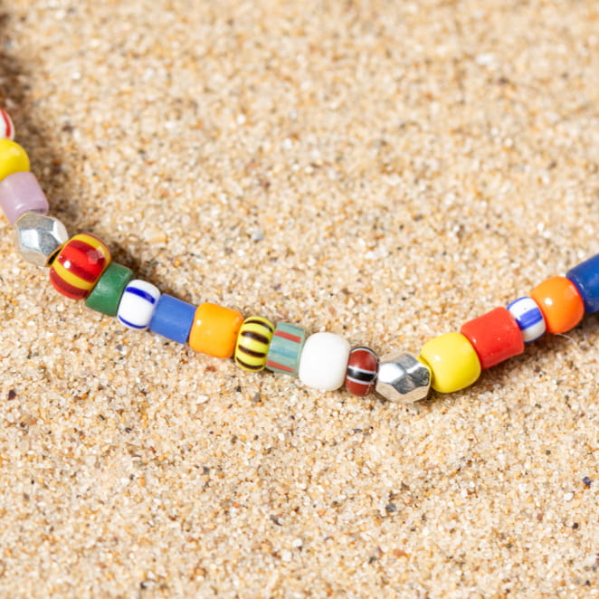 Bracelet coloré aux influences rétro, perles rondes sur fil argenté.