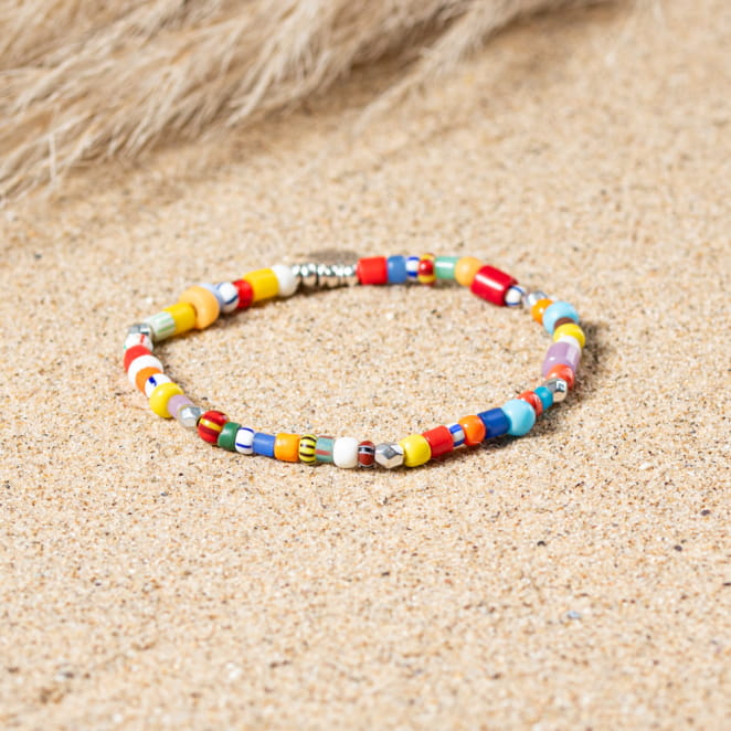Bracelet Wonka multicolore en perles rayées, esprit ludique et joyeux.