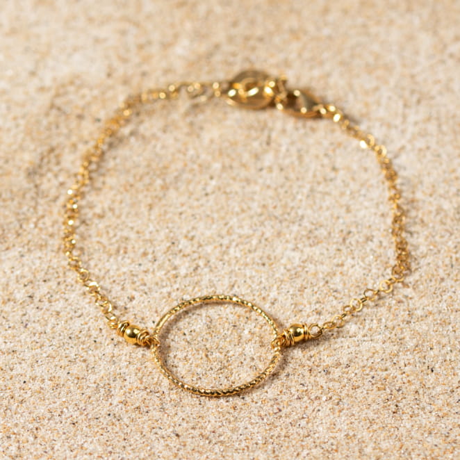 Retour de plage propose des bijoux fantaisie fabriqués avec des matériaux de qualité : céramique, lin, perles de verre, hématite, quartz, amazonite, perles de rivière, perle de jade, lapis lazuli, perles de culture, pierre de sable, etc.