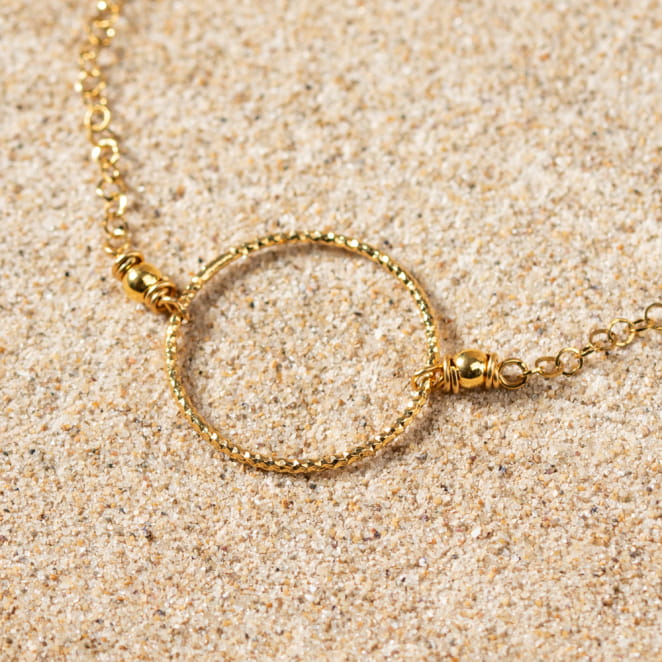 Découvrez Yasmine, un bijou inspiré de l’océan fabriqué artisanalement sur l’île d’Oléron.