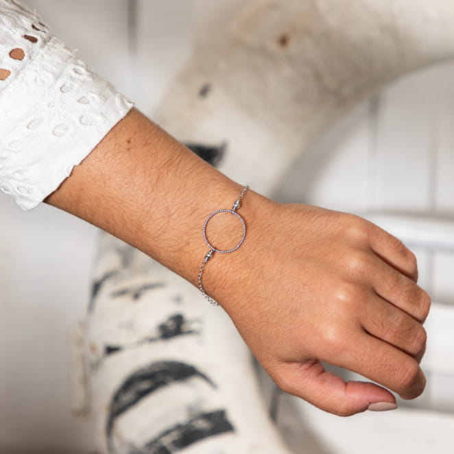 Retour de plage, une entreprise locale engagée dans le développement durable qui créée et fabrique des bijoux fantaisies made in France sur l’Île d’Oléron.