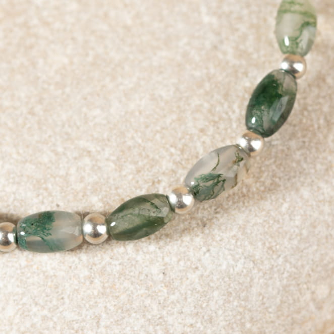 Retour de plage propose des bijoux fantaisie multicolore, blanc, sable, bleu nuit, turquoise, couleur ficelle, anthracite, ou autre alors choisissez les matières qui vous plaisent et les textures que vous aimez.