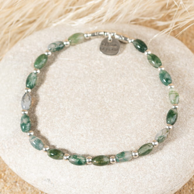 Bracelet en perles Yemen argenté et vert bouteille doux et discret