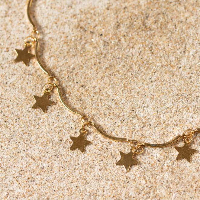 Découvrez le collier Claus, un bijou marin fabriqué en France sur l’Île d’Oléron par des monteuses qualifiées.