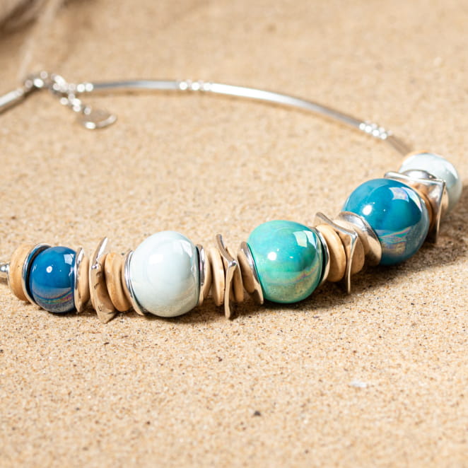 zoom sur le collier Coco avec ses perles turquoise et argentées, esprit bord de mer