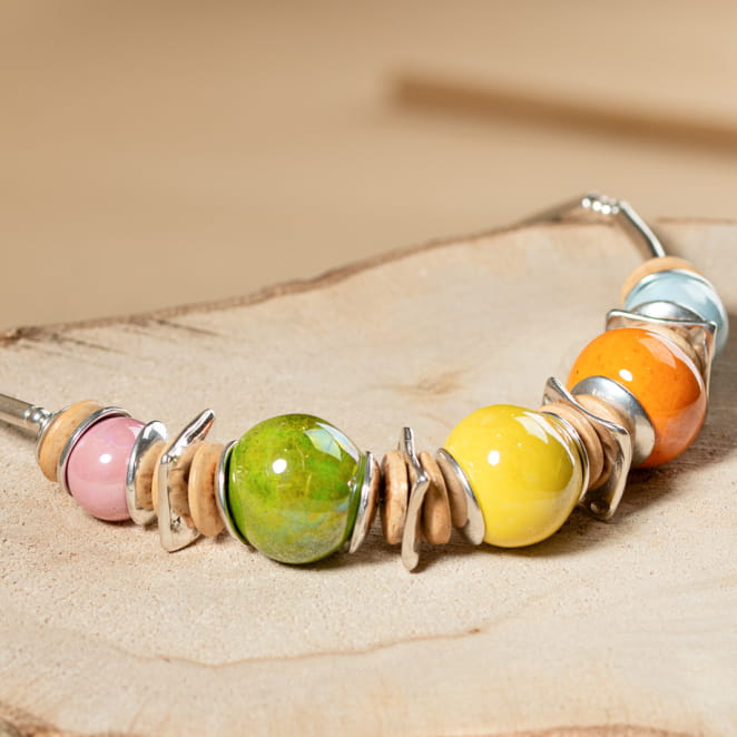 Retour de plage propose des bijoux fantaisie fabriqués avec des matériaux de qualité : céramique, lin, perles de verre, hématite, quartz, amazonite, perles de rivière, perle de jade, lapis lazuli, perles de culture, pierre de sable, etc.