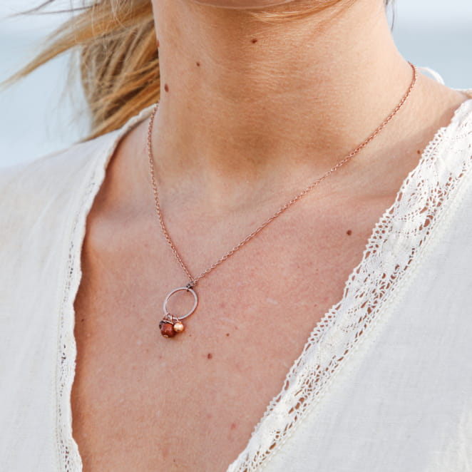 Retour de plage, une entreprise locale engagée dans le développement durable qui créée et fabrique des bijoux fantaisies made in France sur l’Île d’Oléron.