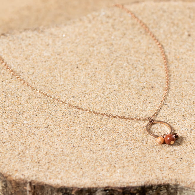 Retour de plage propose des bijoux fantaisie fabriqués avec des matériaux de qualité : céramique, lin, perles de verre, hématite, quartz, amazonite, perles de rivière, perle de jade, lapis lazuli, perles de culture, pierre de sable, etc.