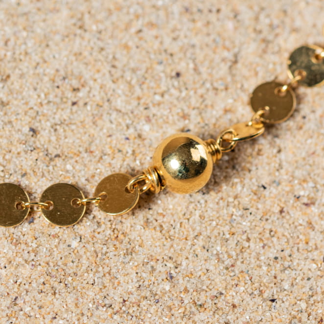 Retour de plage propose des bijoux fantaisie multicolore, blanc, sable, bleu nuit, turquoise, couleur ficelle, anthracite, ou autre alors choisissez les matières qui vous plaisent et les textures que vous aimez.