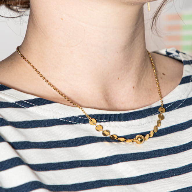 Retour de plage propose des bijoux fantaisie fabriqués avec des matériaux de qualité : céramique, lin, perles de verre, hématite, quartz, amazonite, perles de rivière, perle de jade, lapis lazuli, perles de culture, pierre de sable, etc.