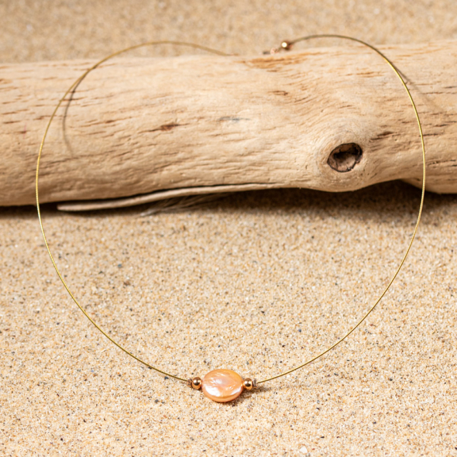détail du pendentif du collier Flamand en teinte saumon, avec attache dorée