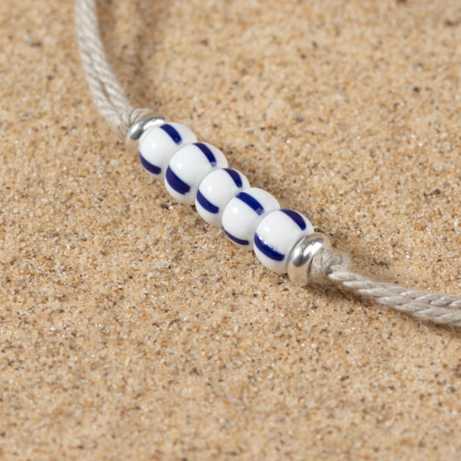 Retour de plage propose des bijoux fantaisie multicolore, blanc, sable, bleu nuit, turquoise, couleur ficelle, anthracite, ou autre alors choisissez les matières qui vous plaisent et les textures que vous aimez.