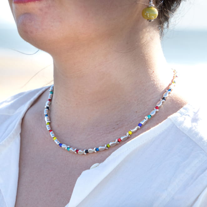 collier Kelele porté, perles multicolores pastel sur monture argentée, style bohème chic