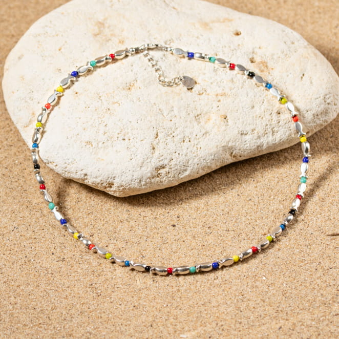 collier Kelele sur fond sable, perles multicolores et monture argentée