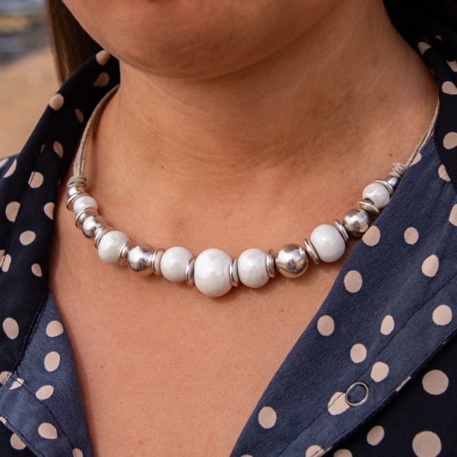 Le collier Linon est emblématique chez Retour de plage. Il est crée et fabriqué en France.