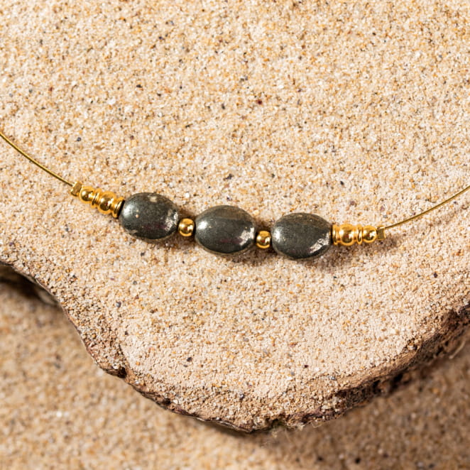 Retour de plage propose des bijoux fantaisie fabriqués avec des matériaux de qualité : céramique, lin, perles de verre, hématite, quartz, amazonite, perles de rivière, perle de jade, lapis lazuli, perles de culture, pierre de sable, etc.