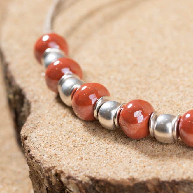 Retour de plage vous propose des colliers, bracelets, boucles d’oreilles, bracelets de chevilles, porte-clefs, parfums, cabas et bagues pour femme, homme et enfant pour que chacun trouve son bonheur.