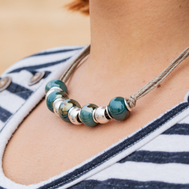 Collier Malawi en céramique vert émeraude et lin