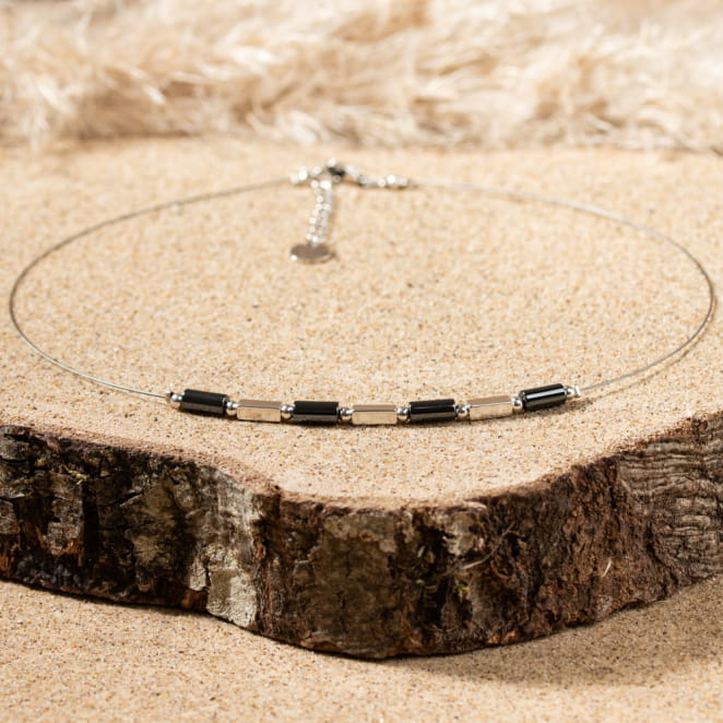 Retour de plage propose des bijoux fantaisie multicolore, blanc, sable, bleu nuit, turquoise, couleur ficelle, anthracite, ou autre alors choisissez les matières qui vous plaisent et les textures que vous aimez.