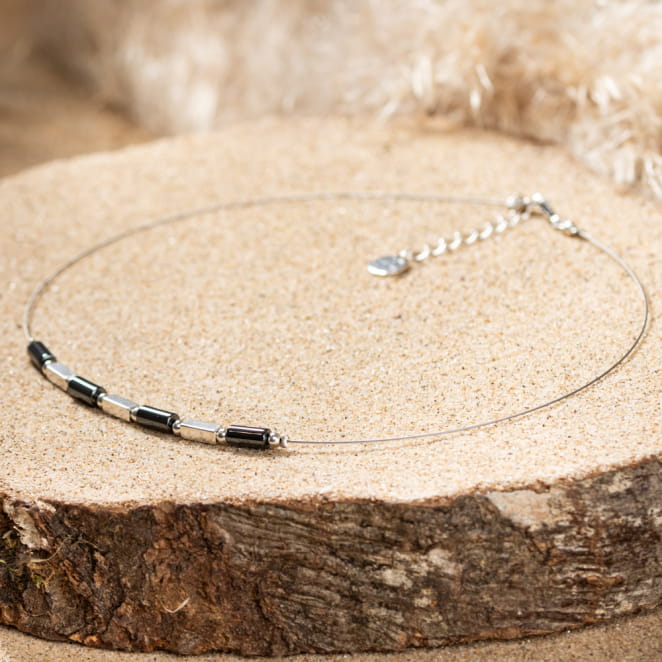 Retour de plage vous propose des colliers, bracelets, boucles d’oreilles, bracelets de chevilles, porte-clefs, parfums, cabas et bagues pour femme, homme et enfant pour que chacun trouve son bonheur.