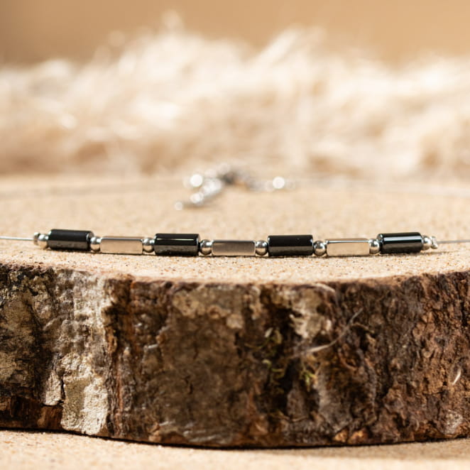 Retour de plage propose des bijoux fantaisie fabriqués avec des matériaux de qualité : céramique, lin, perles de verre, hématite, quartz, amazonite, perles de rivière, perle de jade, lapis lazuli, perles de culture, pierre de sable, etc.