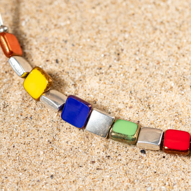 détail du collier Mosaïk, perles colorées cubiques et fermoir en métal argenté
