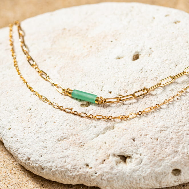 Retour de plage propose des bijoux fantaisie multicolore, blanc, sable, bleu nuit, turquoise, couleur ficelle, anthracite, ou autre alors choisissez les matières qui vous plaisent et les textures que vous aimez.