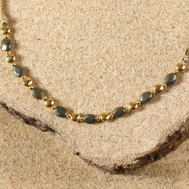 Découvrez le collier Oléa, un bijou marin fabriqué en France sur l’Île d’Oléron par des monteuses qualifiées.