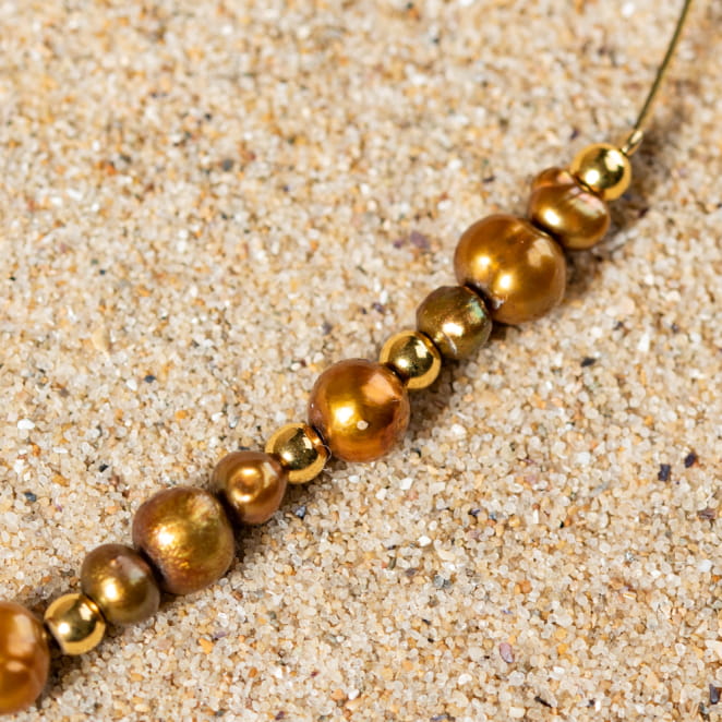 Retour de plage propose des bijoux fantaisie fabriqués avec des matériaux de qualité : céramique, lin, perles de verre, hématite, quartz, amazonite, perles de rivière, perle de jade, lapis lazuli, perles de culture, pierre de sable, etc.