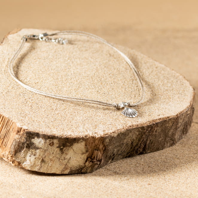 Retour de plage vous propose des colliers, bracelets, boucles d’oreilles, bracelets de chevilles, porte-clefs, parfums, cabas et bagues pour femme, homme et enfant pour que chacun trouve son bonheur.