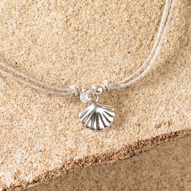 Retour de plage propose des bijoux fantaisie multicolore, blanc, sable, bleu nuit, turquoise, couleur ficelle, anthracite, ou autre alors choisissez les matières qui vous plaisent et les textures que vous aimez.