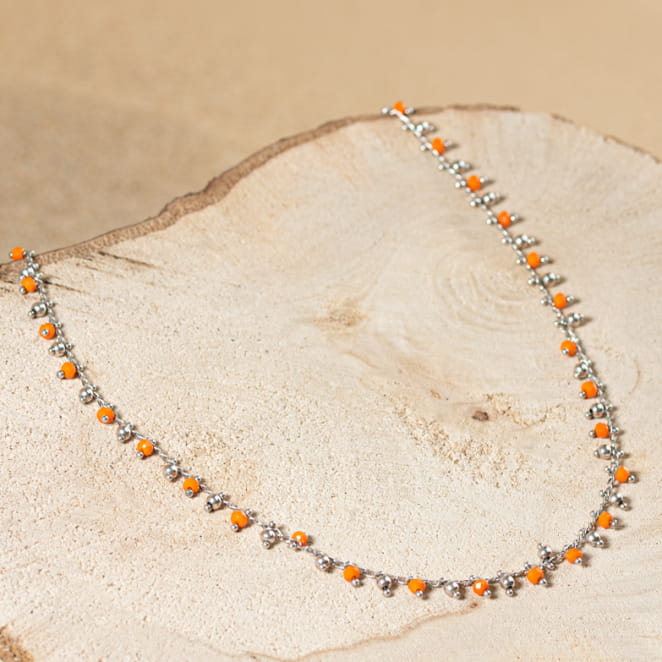 Retour de plage propose des bijoux fantaisie fabriqués avec des matériaux de qualité : céramique, lin, perles de verre, hématite, quartz, amazonite, perles de rivière, perle de jade, lapis lazuli, perles de culture, pierre de sable, etc.