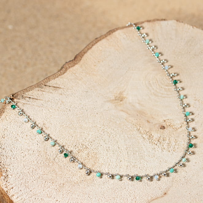 Retour de plage propose des bijoux fantaisie fabriqués avec des matériaux de qualité : céramique, lin, perles de verre, hématite, quartz, amazonite, perles de rivière, perle de jade, lapis lazuli, perles de culture, pierre de sable, etc.