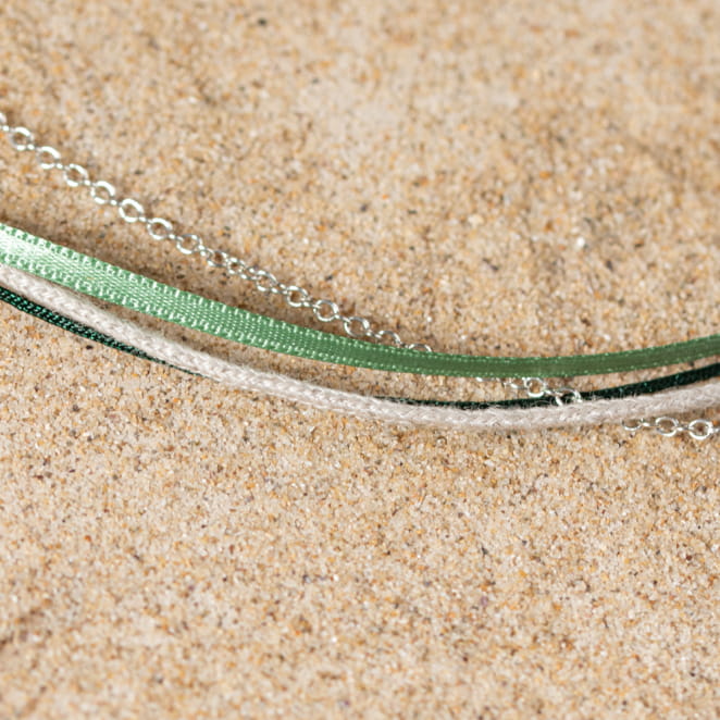 Retour de plage propose des bijoux fantaisie multicolore, blanc, sable, bleu nuit, turquoise, couleur ficelle, anthracite, ou autre alors choisissez les matières qui vous plaisent et les textures que vous aimez.