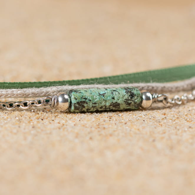 Retour de plage propose des bijoux fantaisie fabriqués avec des matériaux de qualité : céramique, lin, perles de verre, hématite, quartz, amazonite, perles de rivière, perle de jade, lapis lazuli, perles de culture, pierre de sable, etc.