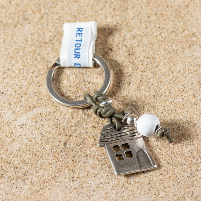 Découvrez le porte-clefs Chaume, un bijou marin fabriqué en France sur l’Île d’Oléron par des monteuses qualifiées.