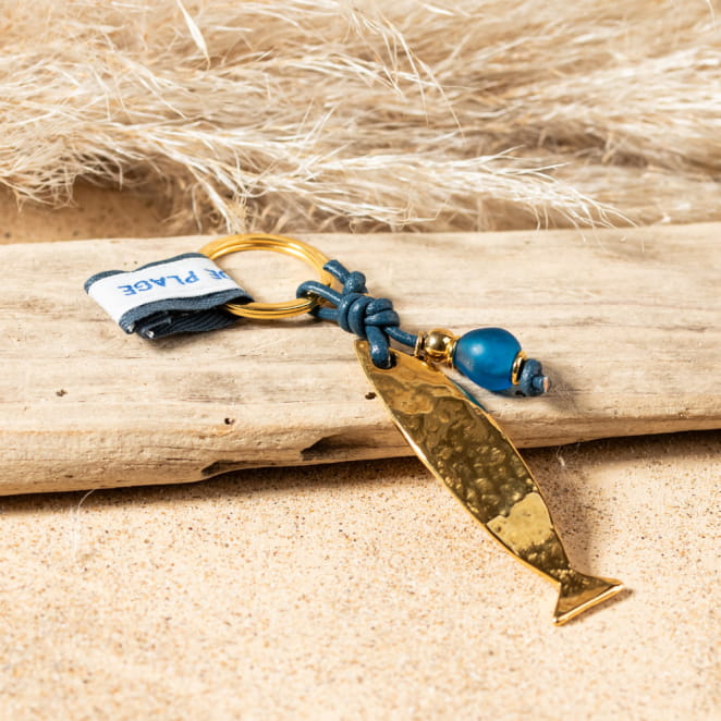 Retour de plage vous propose des colliers, bracelets, boucles d’oreilles, bracelets de chevilles, porte-clefs, parfums, cabas et bagues pour femme, homme et enfant pour que chacun trouve son bonheur.