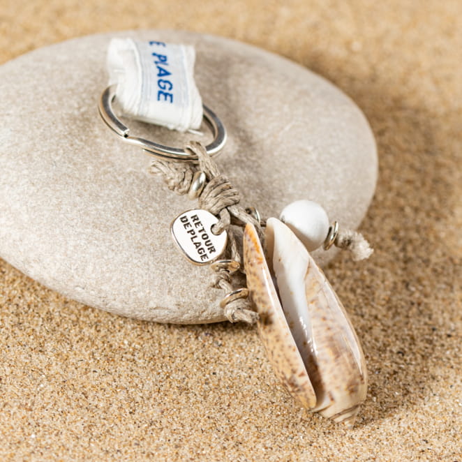 Retour de plage propose des bijoux fantaisie multicolore, blanc, sable, bleu nuit, turquoise, couleur ficelle, anthracite, ou autre alors choisissez les matières qui vous plaisent et les textures que vous aimez.