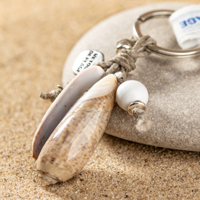 Retour de plage propose des bijoux fantaisie fabriqués avec des matériaux de qualité : céramique, lin, perles de verre, hématite, quartz, amazonite, perles de rivière, perle de jade, lapis lazuli, perles de culture, pierre de sable, etc.