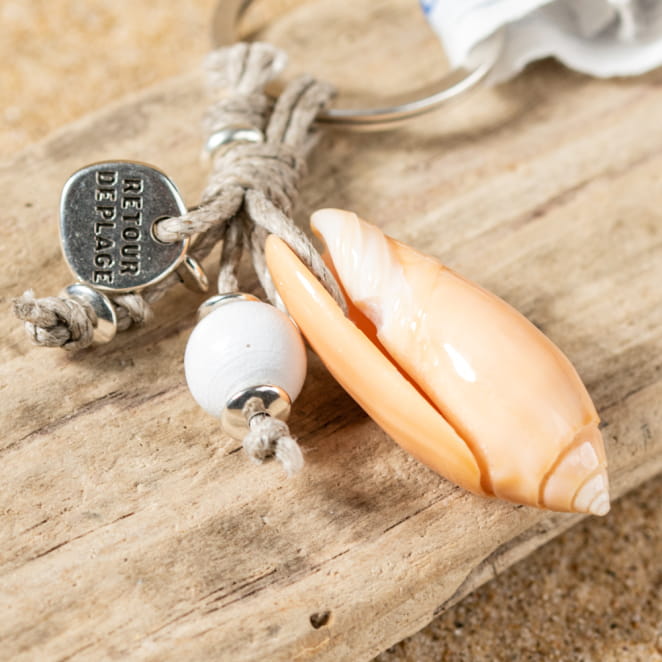 Retour de plage propose des bijoux fantaisie fabriqués avec des matériaux de qualité : céramique, lin, perles de verre, hématite, quartz, amazonite, perles de rivière, perle de jade, lapis lazuli, perles de culture, pierre de sable, etc.