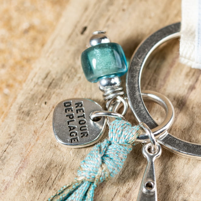 Retour de plage, une entreprise locale engagée dans le développement durable qui créée et fabrique des bijoux fantaisies made in France sur l’Île d’Oléron.