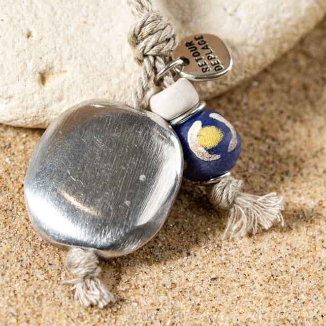 Retour de plage propose des bijoux fantaisie fabriqués avec des matériaux de qualité : céramique, lin, perles de verre, hématite, quartz, amazonite, perles de rivière, perle de jade, lapis lazuli, perles de culture, pierre de sable, etc.