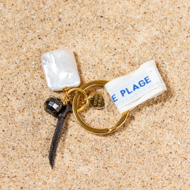 Retour de plage propose des bijoux fantaisie multicolore, blanc, sable, bleu nuit, turquoise, couleur ficelle, anthracite, ou autre alors choisissez les matières qui vous plaisent et les textures que vous aimez.