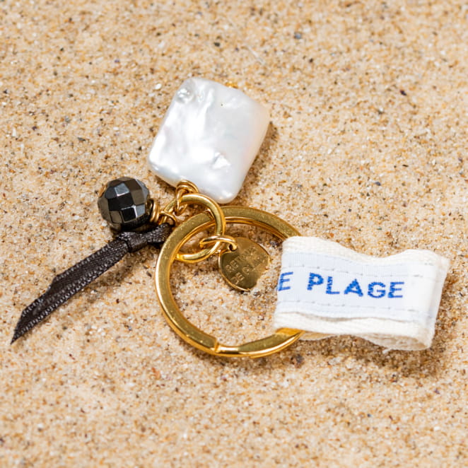 Retour de plage propose des bijoux fantaisie fabriqués avec des matériaux de qualité : céramique, lin, perles de verre, hématite, quartz, amazonite, perles de rivière, perle de jade, lapis lazuli, perles de culture, pierre de sable, etc.